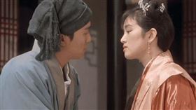 ▲周星馳與鞏俐在《唐伯虎點秋香》中有一段吻戲。（圖／翻攝自百度百科）