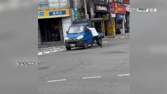 男疑情緒不穩徒手砸車　駕駛嚇壞急報警