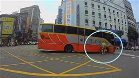 中壢客運,YouBike,擦撞,黃燈（圖／翻攝自《桃園都》臉書）