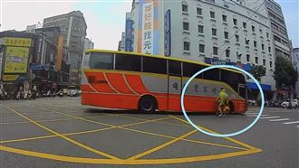 駕駛闖黃燈擦撞高中生　中壢客運認錯了