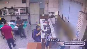 小四男童撿到20多萬現金，送內新派出所，失主大讚拾金不昧，(圖／翻攝畫面)