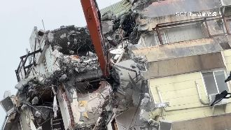 富凱大飯店傾斜　「魯夫號」大鋼牙開拆