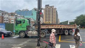 內湖三總門診大樓事故，陳姓婦人遭曳引車輾斃。（圖／翻攝畫面）