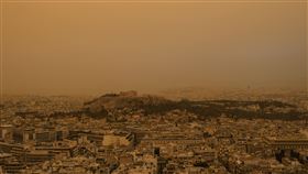 6年來最強沙塵暴，撒哈拉沙漠，希臘天空清澈藍橘黃，如世界末日場景（圖／美聯社／達志影像）