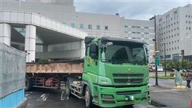 內湖三總門診大樓事故，陳姓婦人遭曳引車輾斃。（圖／翻攝畫面）