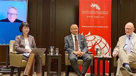 加台經濟研討會 加拿大議員挺台入CPTPP台加學者24日在卡加立討論關於台灣加入CPTPP帶來的效益。左起：中華經濟研究院資深副執行長顏慧欣、加西基金會貿易投資主任戴德（Carlo Dade）、前總理幕僚長布羅迪（Ian Brodie）。（駐加代表處提供）中央社  113年4月25日