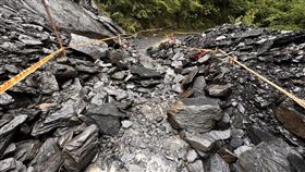 苗栗，大霸尖山，大鹿林道東線5.2K，豪雨，大量落石，交通中斷(圖／翻攝畫面)