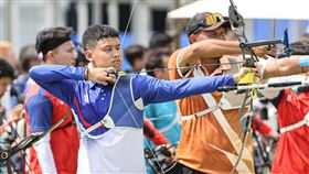 杭州亞運反曲弓團體賽　湯智鈞上場台灣射箭選手湯智鈞（前）2日上午在杭州亞運射箭項目反曲弓混雙項目成功晉級8強，反曲弓團體男子組則落敗。圖為湯智鈞出戰反曲弓團體男子組賽事。中央社記者鄭清元攝　112年10月2日