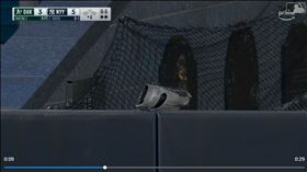 ▲運動家中外野手想沒收索托（Juan Soto）全壘打，結果賠上手套。（圖／翻攝自MLB官網）