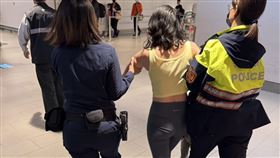 桃園一名妙齡女子在桃園機場美食街，對用餐旅客唱歌、咆哮，遭航警強制驅離。（圖／翻攝畫面）