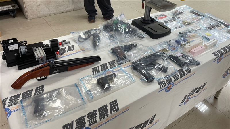 外送員在家開兵工廠　整排改造槍超震撼