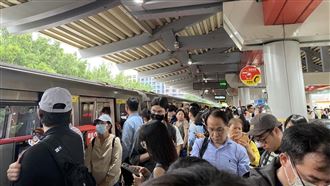 新／有人落軌捲入車下！北捷塞爆畫面曝