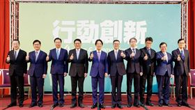 賴清德國安團隊，左起準國防部長顧立雄、準外交部長林佳龍、準國安會秘書長吳釗燮、準總統府秘書長潘孟安、賴清德、準行政院長卓榮泰、國安局長蔡明彥、準陸委會主委邱垂正、準海基會董事長鄭文燦、準退輔會主委嚴德發（圖／民進黨提供）