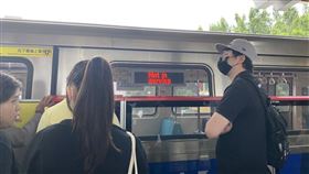 北捷淡水信義線下午發生人員落軌事故，影響列車運行。（圖／民眾提供）