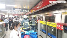 台北捷運民權西路站發生男性旅客翻越月台跳入軌道事件。（圖／翻攝畫面）
