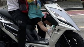 兒童、機車、車禍、機車踏板、人肉氣囊。翻攝自記者爆料網