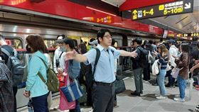 今日下午4時51分，列車行經民權西路站往象山方向行駛時，有民眾翻越月台門跳入軌道。（圖／翻攝自北捷官網 ）