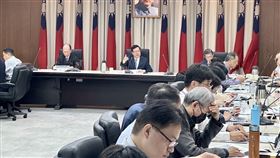 行政院副院長鄭文燦今（25）日跨部會「0403地震災後復原重建方案 」研商會議。（圖／行政院提供)