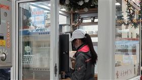 中油加油泵島學 分秒必爭讓咖啡業績開紅盤中油搶入咖啡市場，原先著眼於店面，110年有加油站站長提議在泵島上的收費亭裝咖啡機，盼讓民眾加油時也能聞到咖啡香。（中油提供）中央社記者梁珮綺傳真  111年1月15日