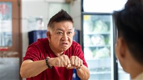 程旭輝在《錢不夠用3：全部夠用》逗笑許多觀眾。（圖／華映娛樂提供）