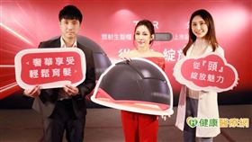 知名健康生技品牌行銷總監陳韋名（左一）、魅力天后溫嵐（中）、知名診所副院長張佳穎醫師（右一）共同出席第三代雷射生髮帽上市記者會。