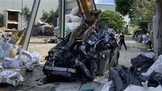 狂雇主開怪手砸公務車　掩護移工逃逸慘了