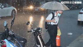 大雨,雨彈,大雨特報,下雨（圖／記者邱榮吉攝）