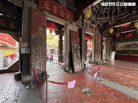 餘震不斷！鹿港天后宮門臼裂、門神傾斜了(圖/翻攝畫面)