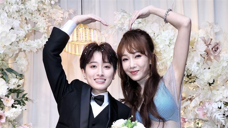 鄭靚歆同志婚　落淚：謝謝妳給我滿滿高潮