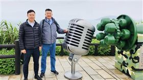 何博文、李問在馬祖最前線，用「愛的麥克風」向對岸發出象徵性的良性互動喊話