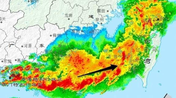 閃電列車襲台!下午起「整片紅」暴雨來襲