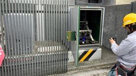 台電各區處均已完成各項準備工作，包括包含運用紅外線攝錄影像熱分析儀等檢測設備巡視監測供電饋線，並整備搶修人力。（圖／台電提供）