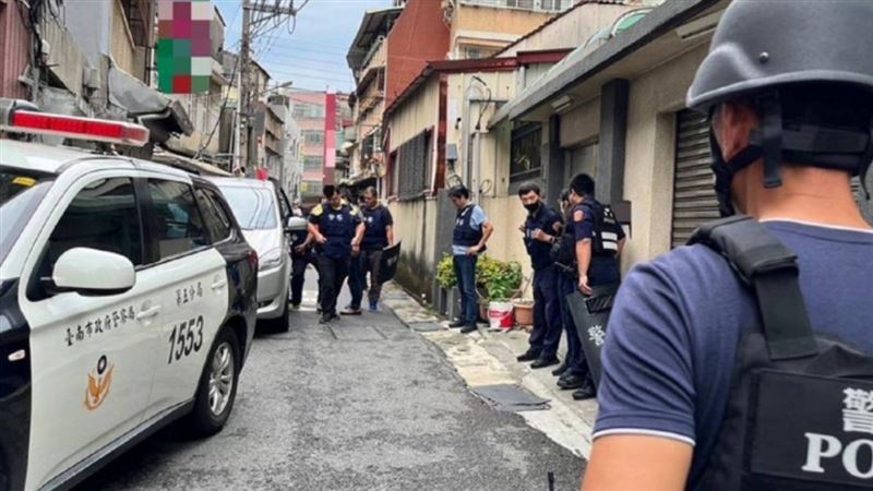 狂男街頭持槍咆哮　他被逮說出「這秘密」
