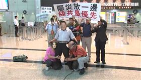 ▲傅崐萁率17藍委前往中國訪問,台灣國在桃園機場抗議