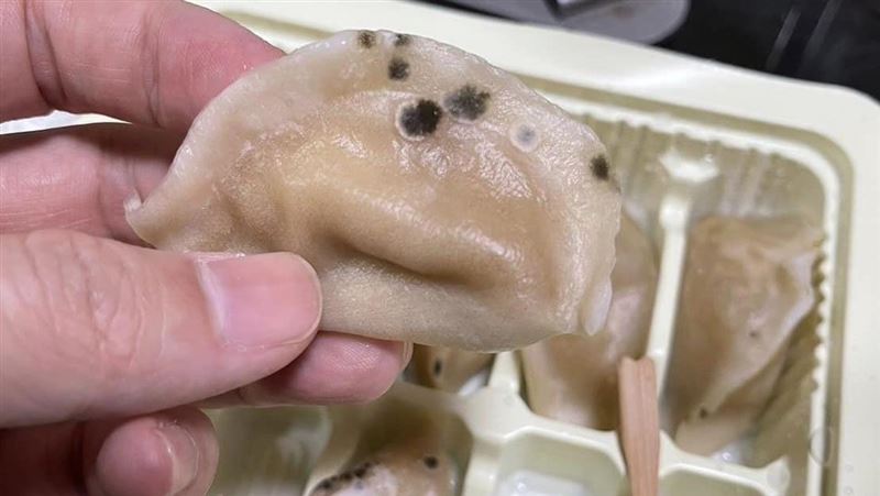 超商水餃「長滿黑點」他吃2顆腹痛掛急診