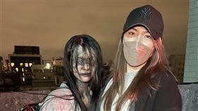 白癡公主（左）拍攝《鬼天廈》時扮鬼妝，理科太太去探班卻不敢正視她。（圖／華映娛樂提供）