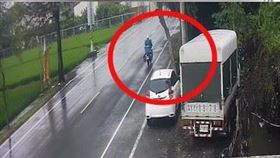 彰化48歲孫姓郵差，冒雨送信遇死劫　「差1秒躲過」遭路樹重砸慘亡(圖／翻攝畫面)