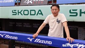 ▲樂天桃園棒球場因雨延賽，台鋼雄鷹總教練洪一中大讚改善工程。（圖／記者劉彥池攝影）