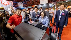 蔡英文體驗賽車機、夾娃娃機（圖／總統府提供）