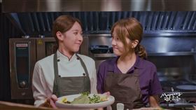 楊晴（左）和李宣榕（右）打造韓劇規格的料理職人（圖／原民台提供）