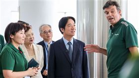 本次產業參訪之旅由海尼根台灣供應鏈總監Pieter(左三)與公共事務總監郭琬蘋(左一)帶領總統當選人賴清德(左二)體驗「一日星級釀酒師」。（圖／海尼根台灣提供）  