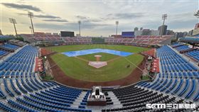 ▲樂天桃園棒球場因雨延賽。（圖／記者劉彥池攝影）