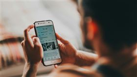 台北市勞動局表示，雇主在下班時間傳訊息交辦工作，只要勞工提出「已讀訊息」截圖當證據，就可以要求加班費。（圖／Pexels）