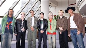 日本團體「PSYCHIC FEVER from 放浪一族」JIMMY（左起）、
中西椋雅、WEESA、小波津 志、半田龍臣、渡邊 廉、劍。（圖／LDH 愛夢悅）