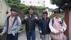 節目主持人謝哲青（左二）領軍帶領高中生帶一本書走讀基隆（圖／大愛提供）