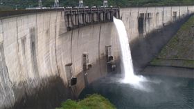 汛期將屆  翡翠水庫完成控水閘門測試防淹水台北翡翠水庫管理局表示，5月起汛期將屆，翡翠水庫已進行各防汛整備工作，24日也完成翡翠大壩25道控水閘門測試待命，防範出現淹水情形。（翡管局提供）中央社記者劉建邦傳真  113年4月24日