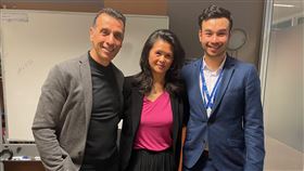 送養國外47年 如今舉家訪台尋根已在比利時組成幸福家庭的雅斯敏，8月將與丈夫（左）、兒子（右）訪台尋根，他們笑說從前以為是美裔血緣，如今則會特別留意台灣資訊。中央社記者田習如布魯塞爾攝  113年4月26日