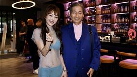 胡文英（左）與乾爹白狼（圖／記者鄭孟晃攝）