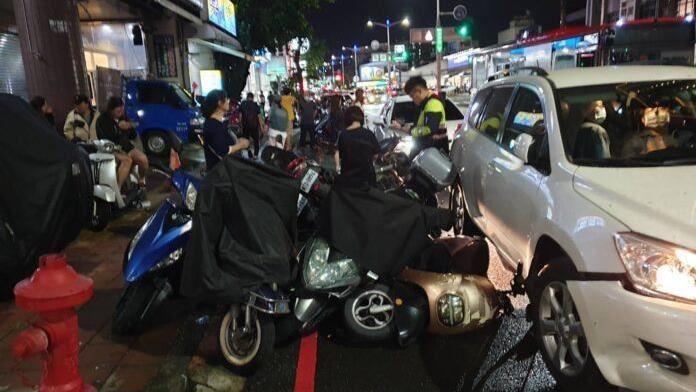 高雄男閃車釀3車追撞　整排機車被撞倒