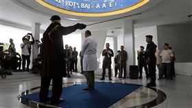 印尼4男女婚外性行為遭鞭刑！驚悚畫面曝（圖／翻攝自X @raj65025523